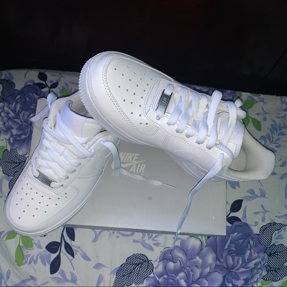 White Air Force 1 - Picture 2 of 4